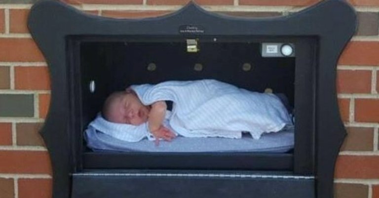 La pequeña casilla alertan a las autoridades a los 30 segundo de dejar a un menor es su interior. (Tomada de @SafeHavenBox1)
