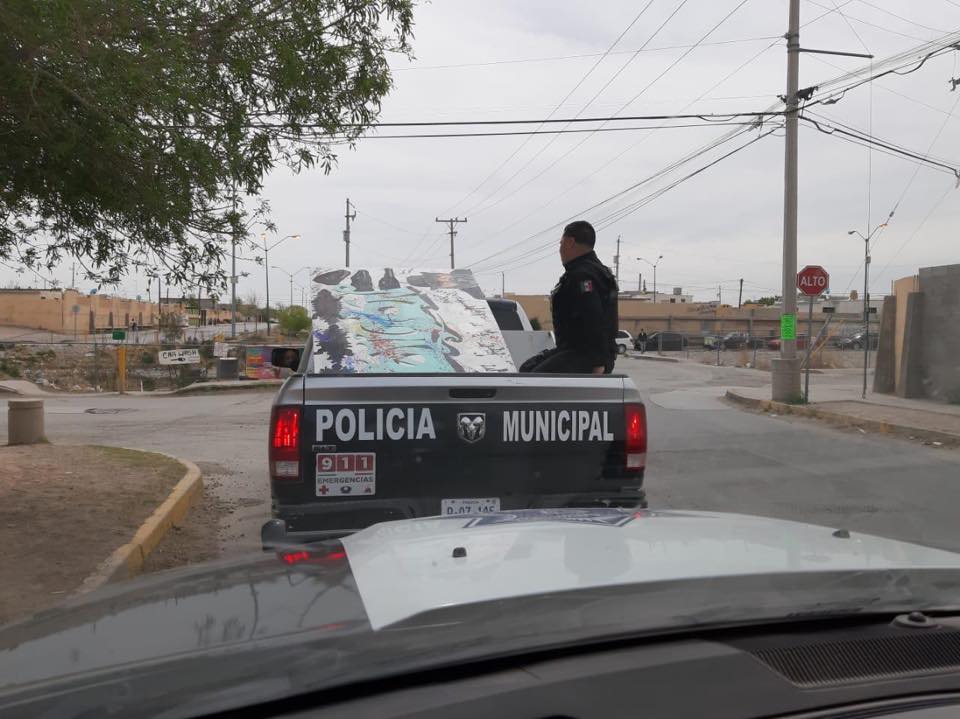 Los policías cargaron el mural y lo llevaron a la escuela. (Facebook)