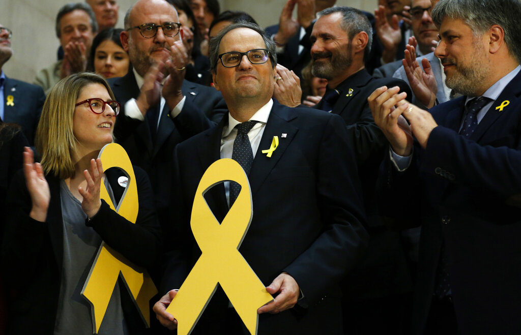 Torra se resistió inicialmente y anunció que seguiría las recomendaciones del defensor del pueblo de Cataluña sobre el asunto. AP