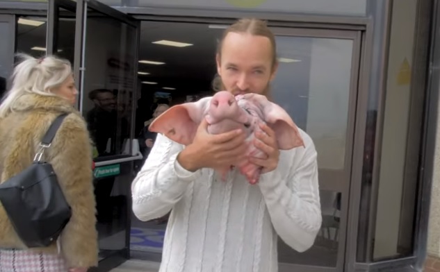 El youtuber comió una cabeza de cerdo cruda para protestar contra los veganos. (Sv3rige)