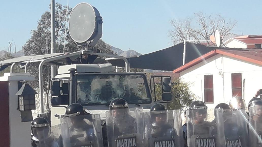 Durante la agresión, los pescadores quemaron algunos vehículos, reportó la Marina.