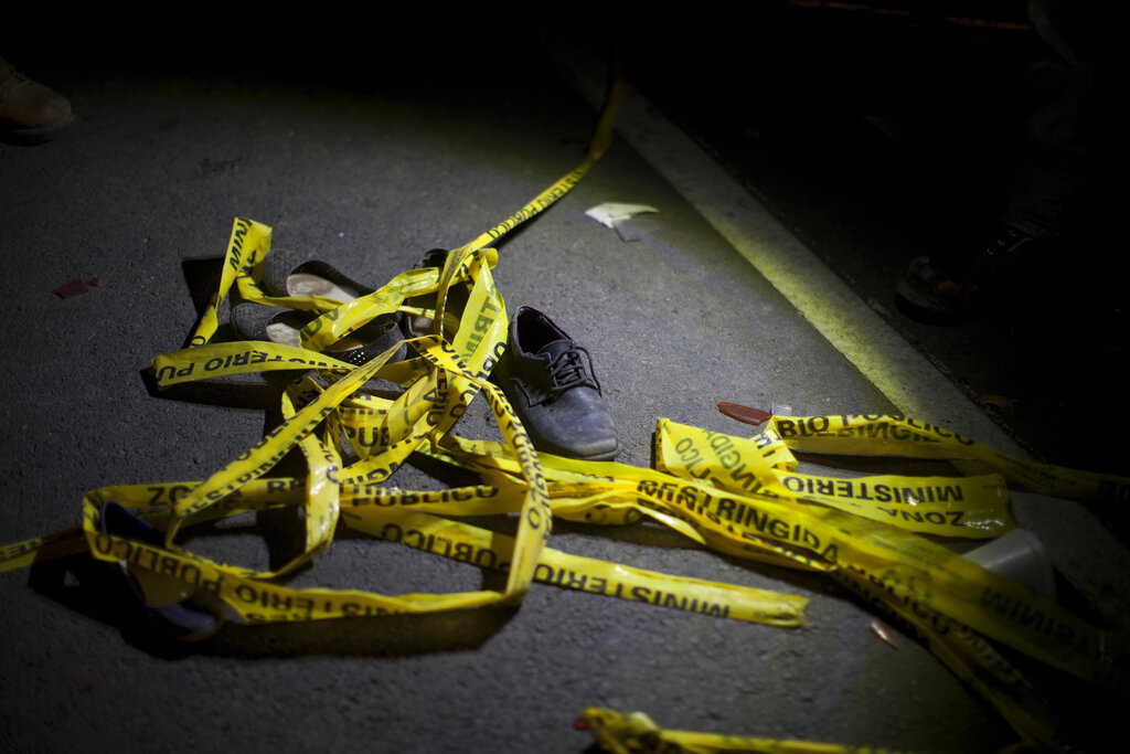 En medio de la confusión por la tragedia, el conductor escapó con el camión. AP