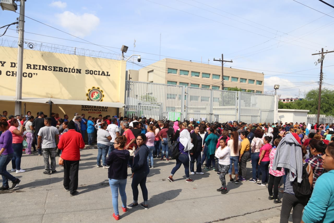 Decenas de familiares se encuentran en la espera de poder ingresar a las instalaciones desde el día de ayer (Foto: Jorge López).