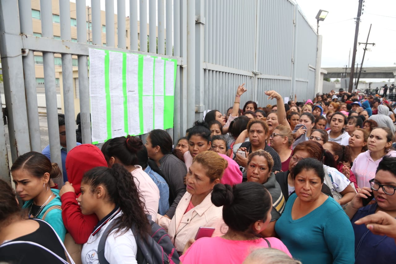 Familiares en espera de ingresar al penal (Foto: Jorge López).