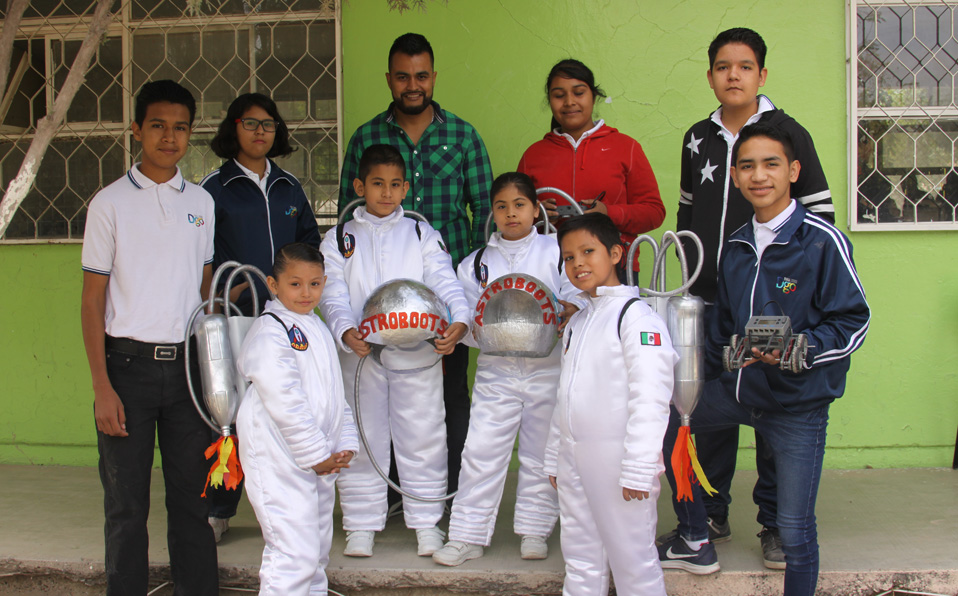 El maestro José Félix Bustamante con el grupo integrado por niños y jóvenes