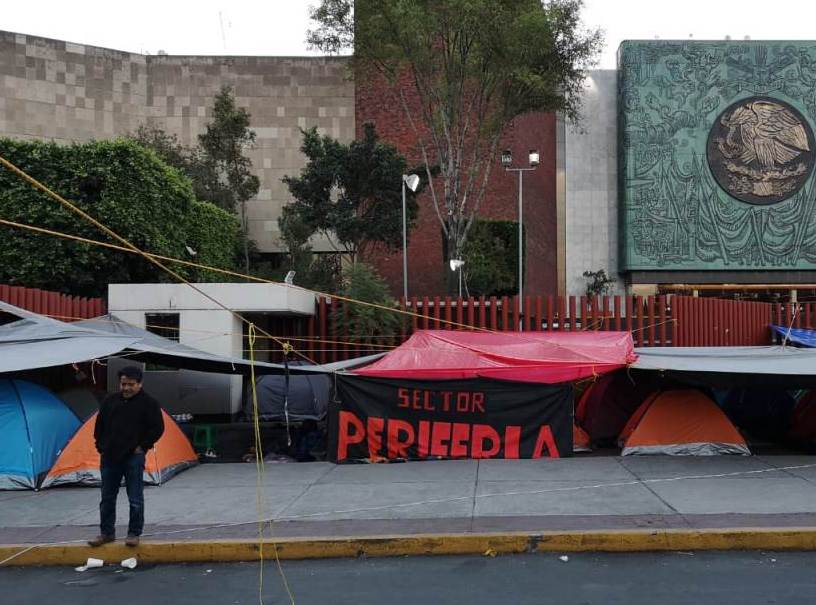 Los maestros analizan si mantener el plantón o retirarse y regresar la próxima semana. | Francisco Mejía