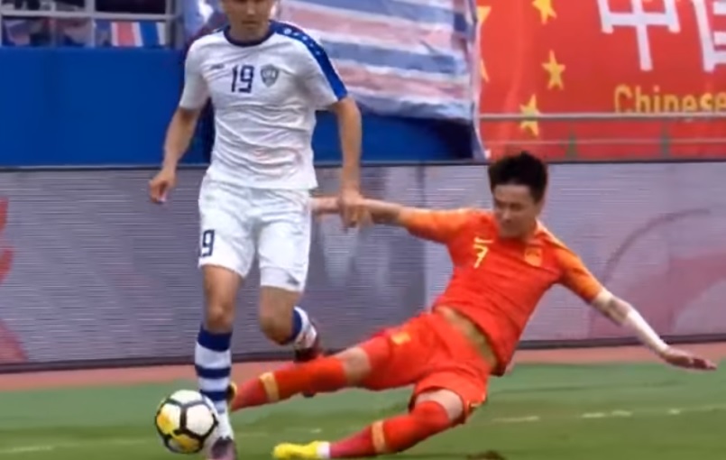 Momento de la lesión del jugador de Uzbekistán (Especial)