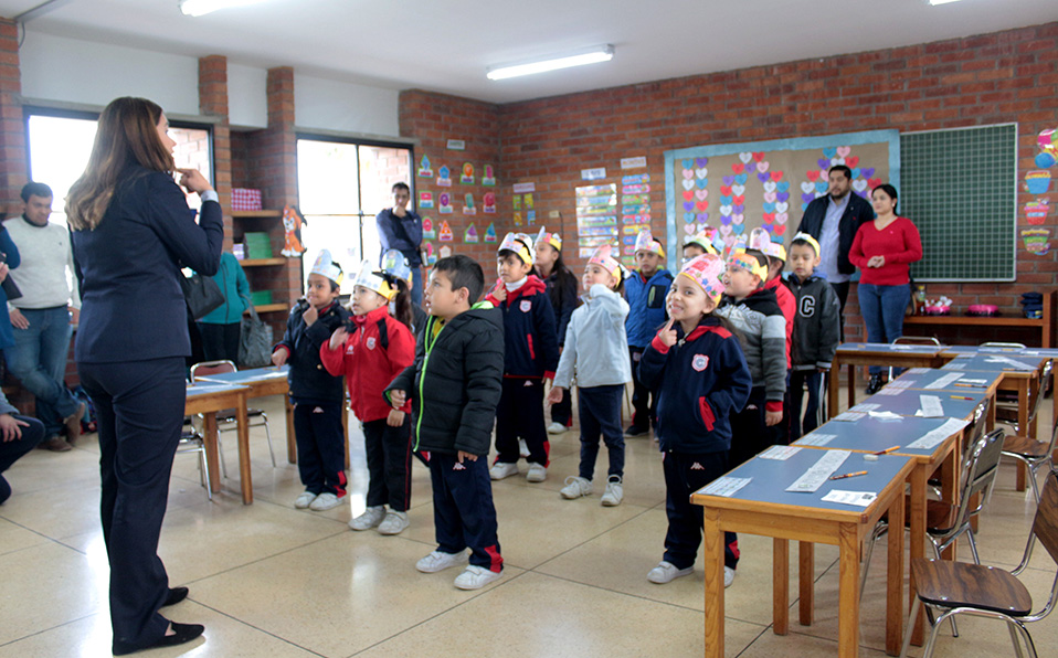 Padres de familia acuden a presenciar la clase de inglés en la que sus hijos realizan juegos y canciones. (Tania Cobos)