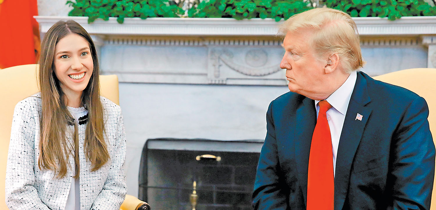 El presidente recibió ayer en la Oficina Oval de la Casa Blanca a Fabiana Rosales, esposa de Juan Guaidó. (Reuters)
