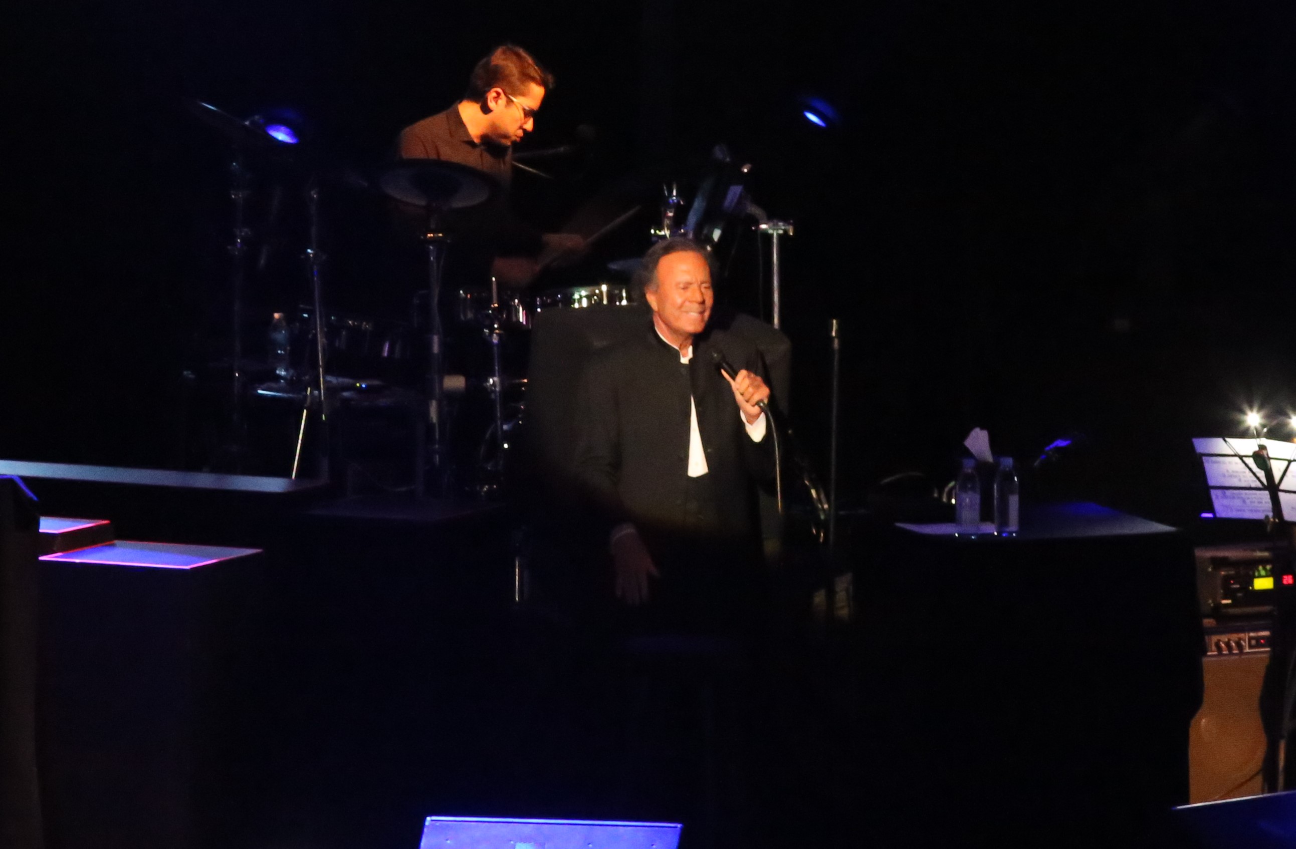 Tangos, temas bohemios y hasta para bailar fue lo que el español interpretó. Foto: Raúl Palacios