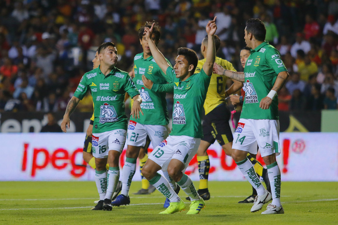 Ángel Mena celebra gol ante Monarcas (Imago 7)