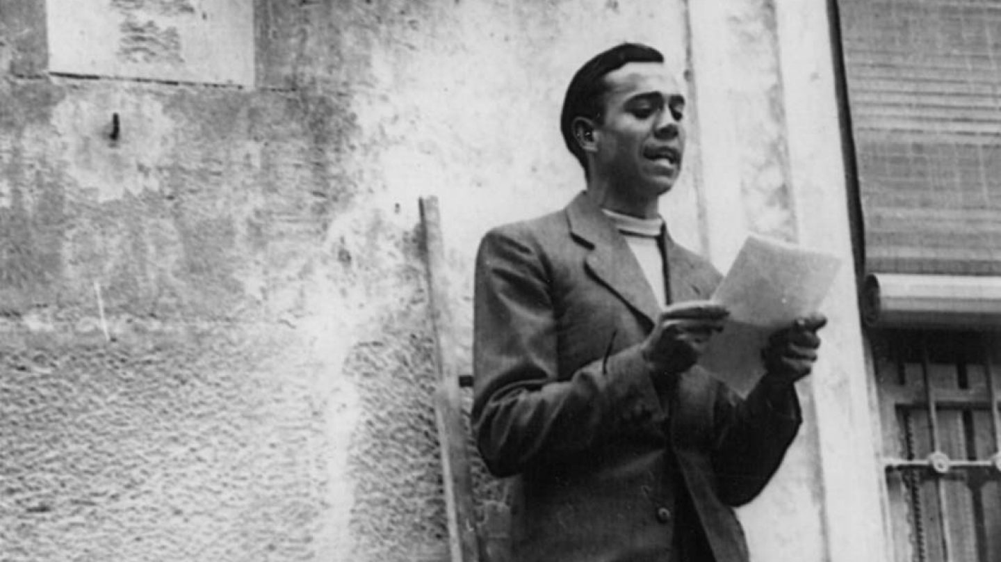 El autor del poemario El rayo que no cesa frente a un auditorio en Madrid, década de 1930.