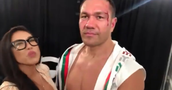Boxeador búlgaro besa a reportera en plena entrevista (Especial)