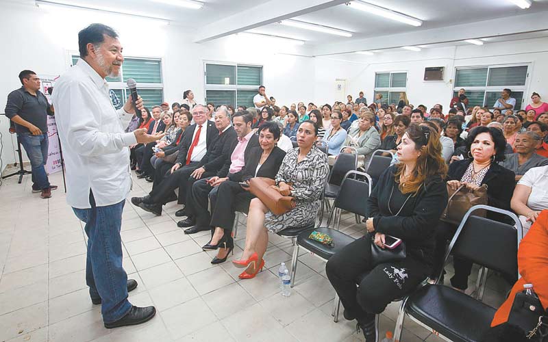 El diputado federal fue invitado a la celebración de la colonia. (Foto: LEONEL ROCHA)