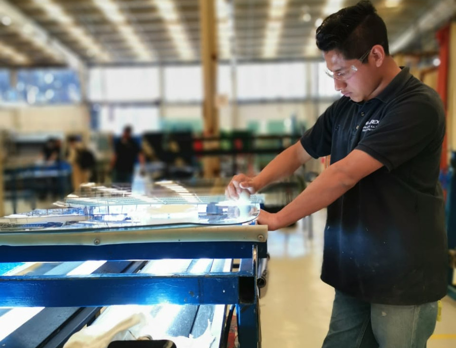 La empresa trabaja con vidrios a pedido, por lo que cada uno de los cristales posee un número de serie exclusivo (Cortesía)