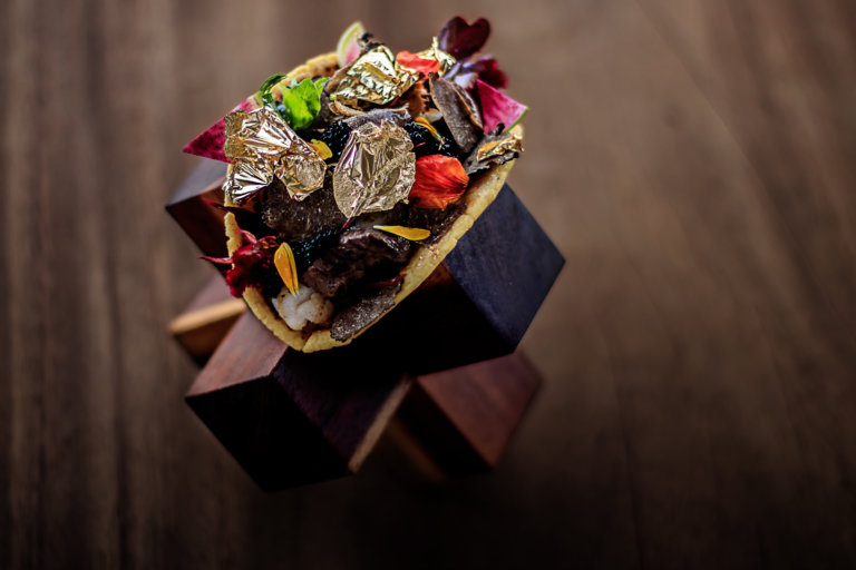 Entre sus ingredientes, cuenta con una tortilla hecha con láminas de oro comestible de 24 kilates. (Cortesía)