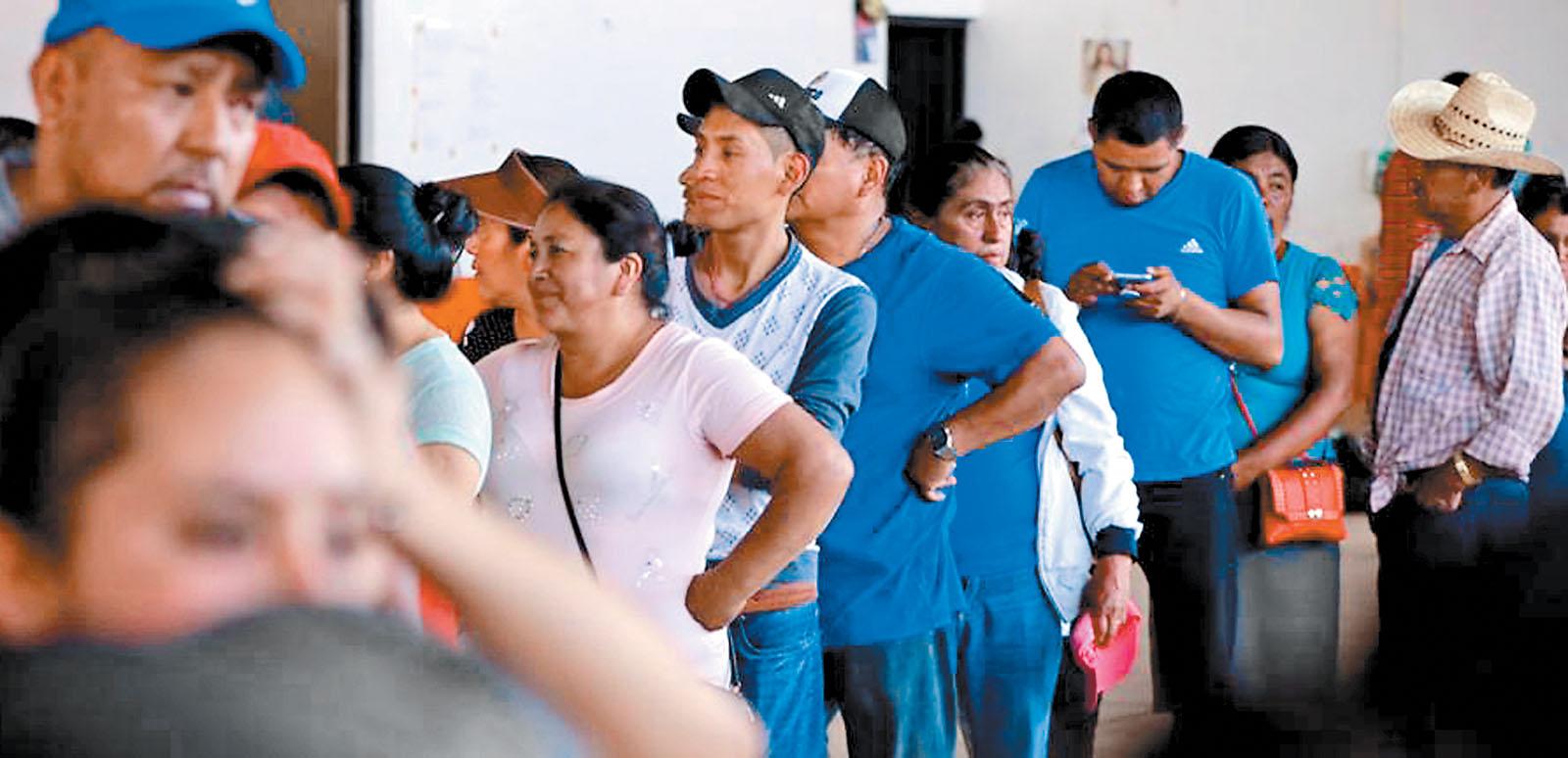 Parte de las personas que desde ayer pernoctaron en el auditorio de Chichihualco. (Jesús Quintanar)