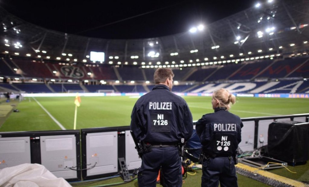 Policía alemana resguardando un estadio en Alemania (EFE)