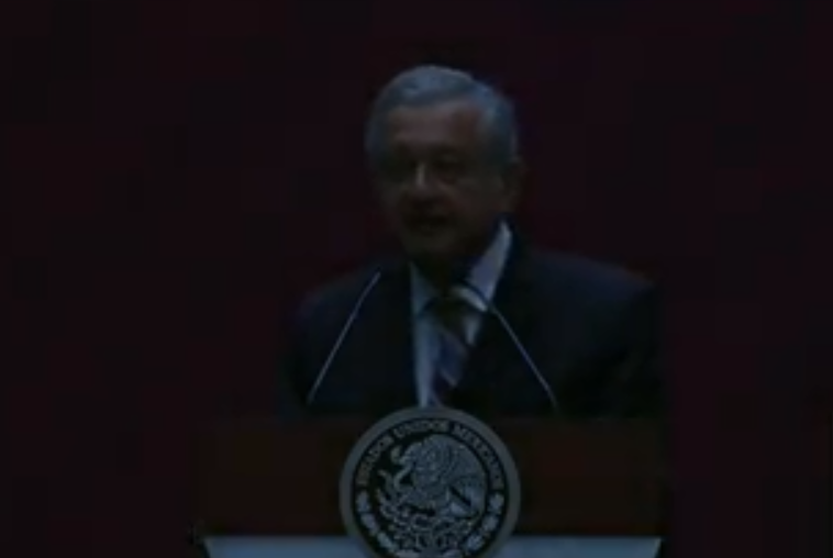 El Presidente continuó hablando, luego de que se quedaron a oscuras. | Especial