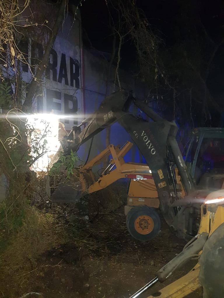 Retroexcabadora con la que se hizo el hoyo en la pared del banco. (David Monroy)