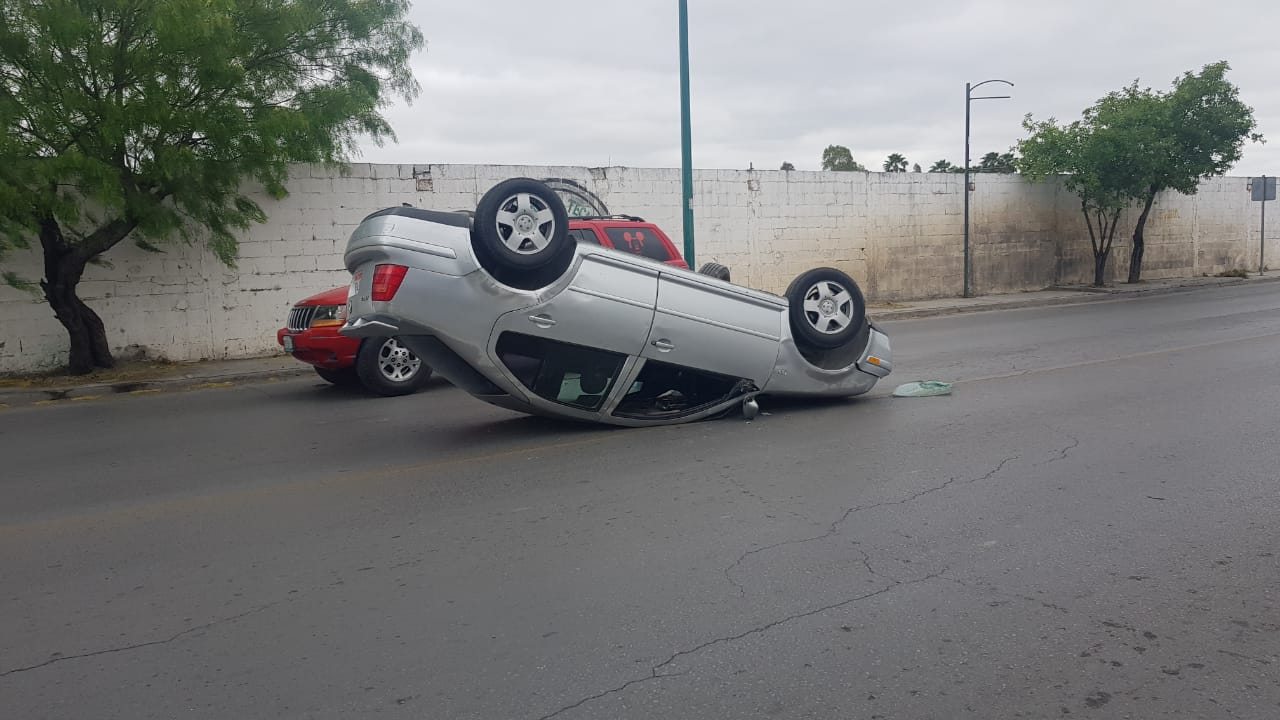 Auto volcado en Nuevo Laredo