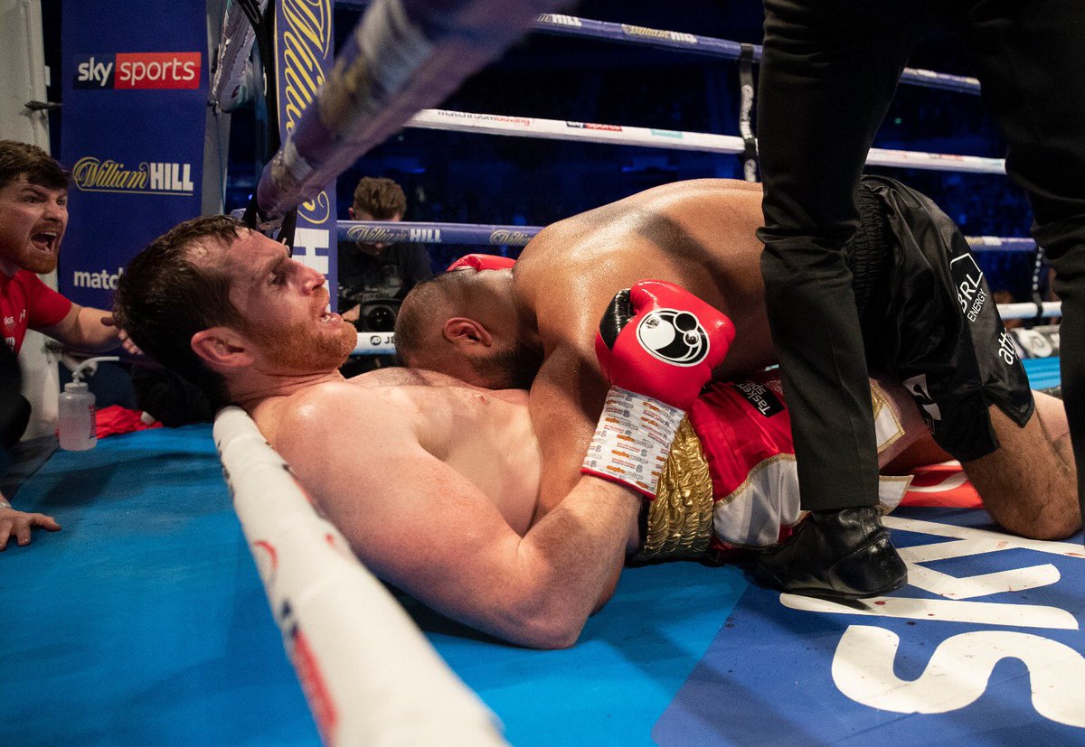 Boxeador es descalificado por morder a su rival (@MatchroomBoxing)