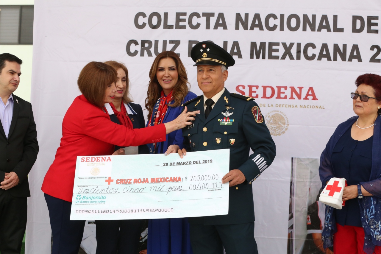 El general Carlos César Gómez López, comandante de la Séptima Zona, entrega la aportación. Foto: Leonel Rocha