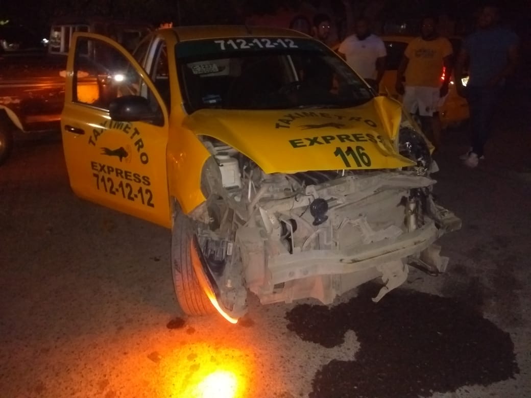 La familia que viajaba en el taxi, resultó lesionada. (Especial)