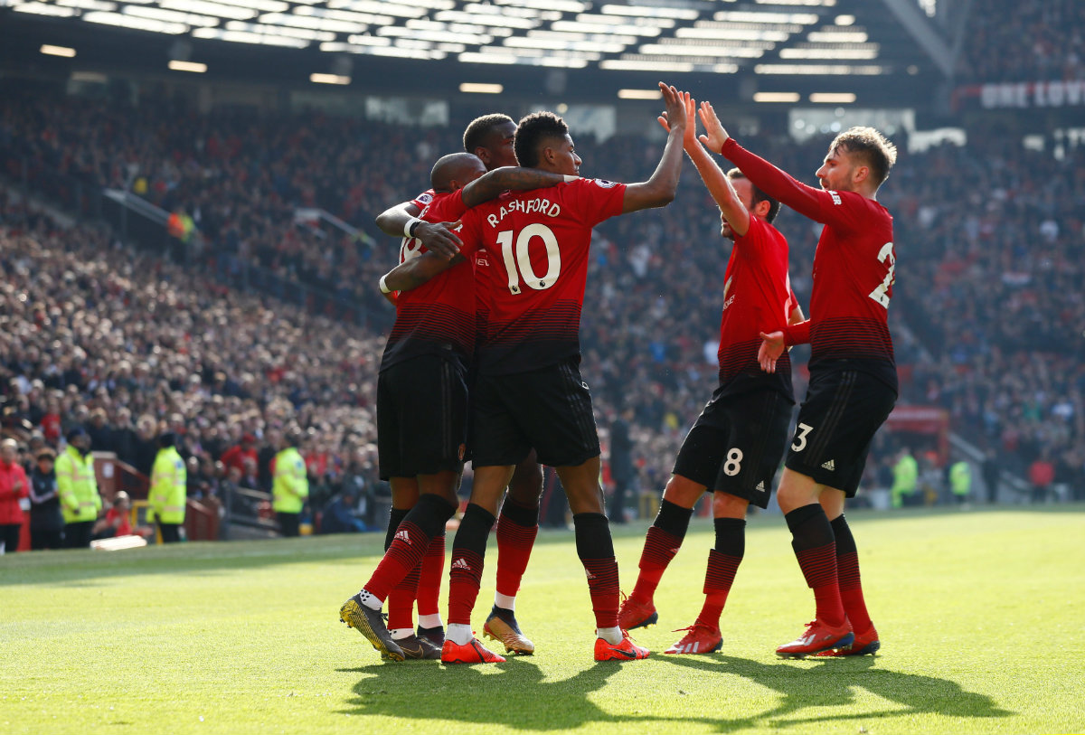 Manchester United gana y se aferra a puestos de Champions (Reuters)