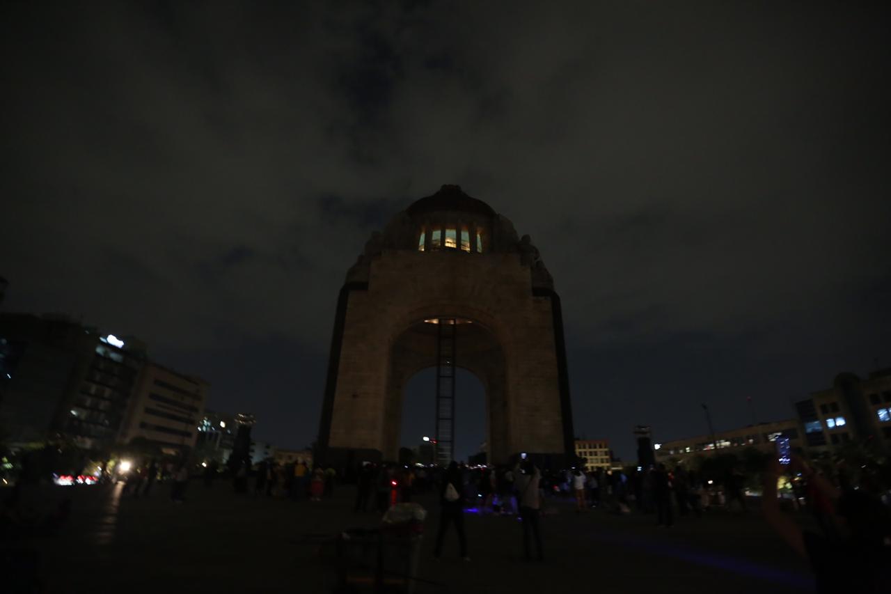 El Monumento a la Revolución sin luz por la Hora del Planeta 2019. (Octavio Hoyos)