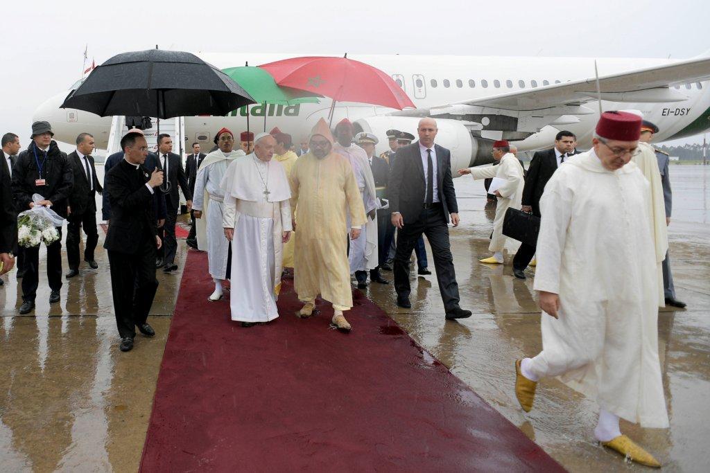 El Papa fue recibido en el aeropuerto por el rey de Marruecos. (Reuters)
