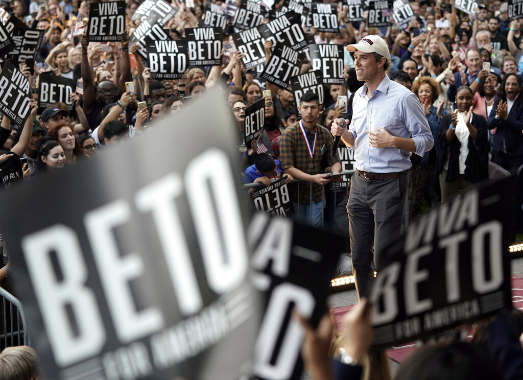 Antes de terminar su discurso hablando en español, O'Rourke denunció lo que denominó políticas de "miedo y división" de Trump. AP