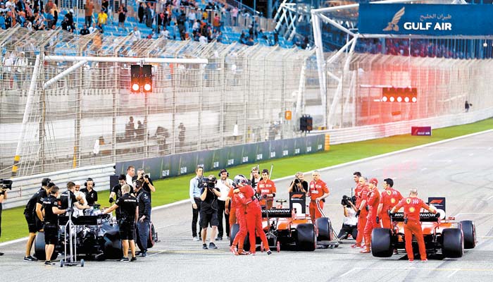 Con un abrazo recibió el equipo a Charles Leclerc (c) al bajar de su monoplaza, junto a ellos, su coequipero Sebastian Vettel (d) y Lewis Hamilton. RE