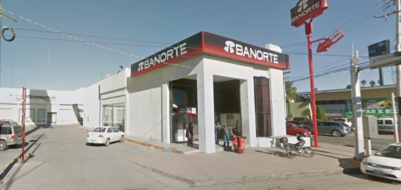 El desconocido en determinado momento intercambió la tarjeta. (Archivo)