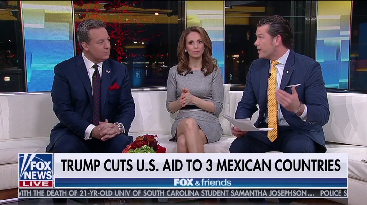 Por error, el noticiero favorito de Donald Trump dice que EU quitó ayuda a "tres países mexicanos". (@blakehounshell)