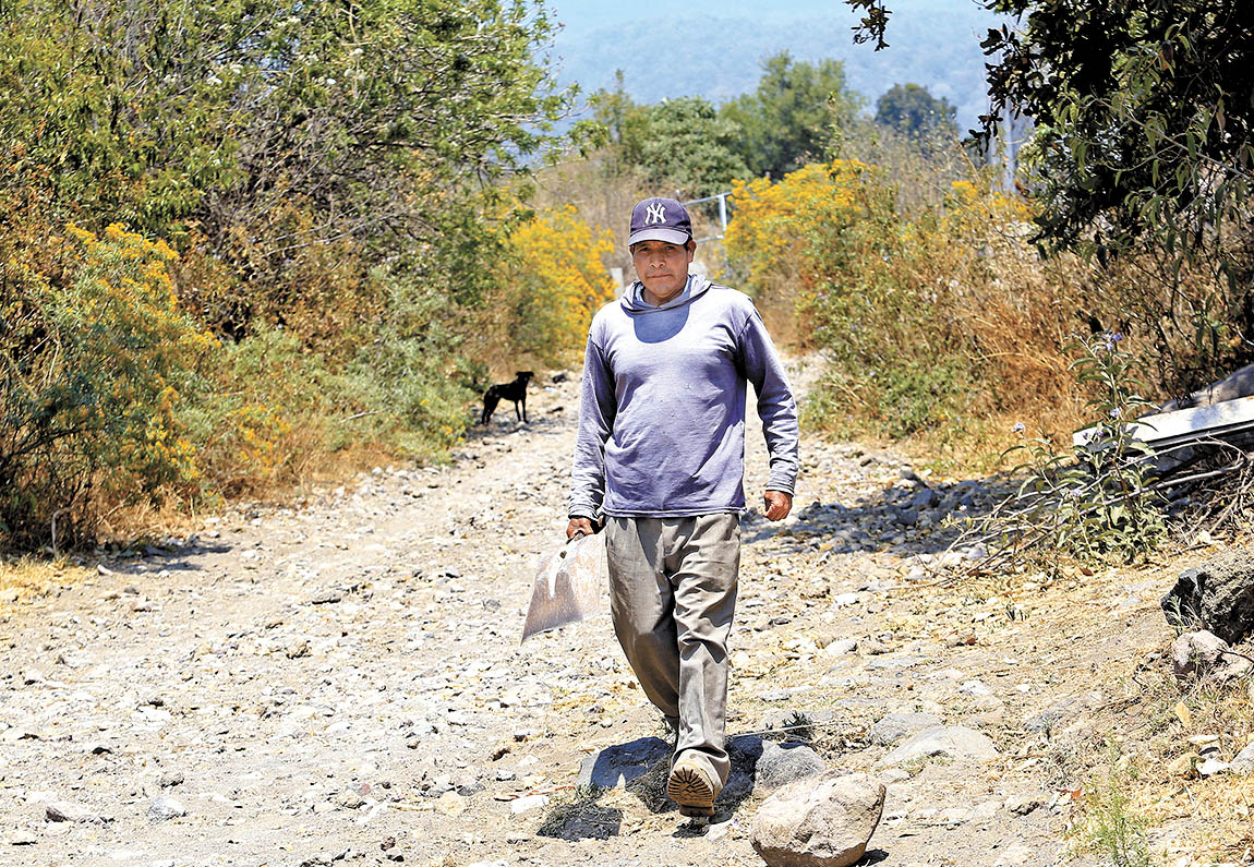 Este hombre sube a combatir el fuego que consume las faldas del Popocatépetl. (Andrés Lobato)