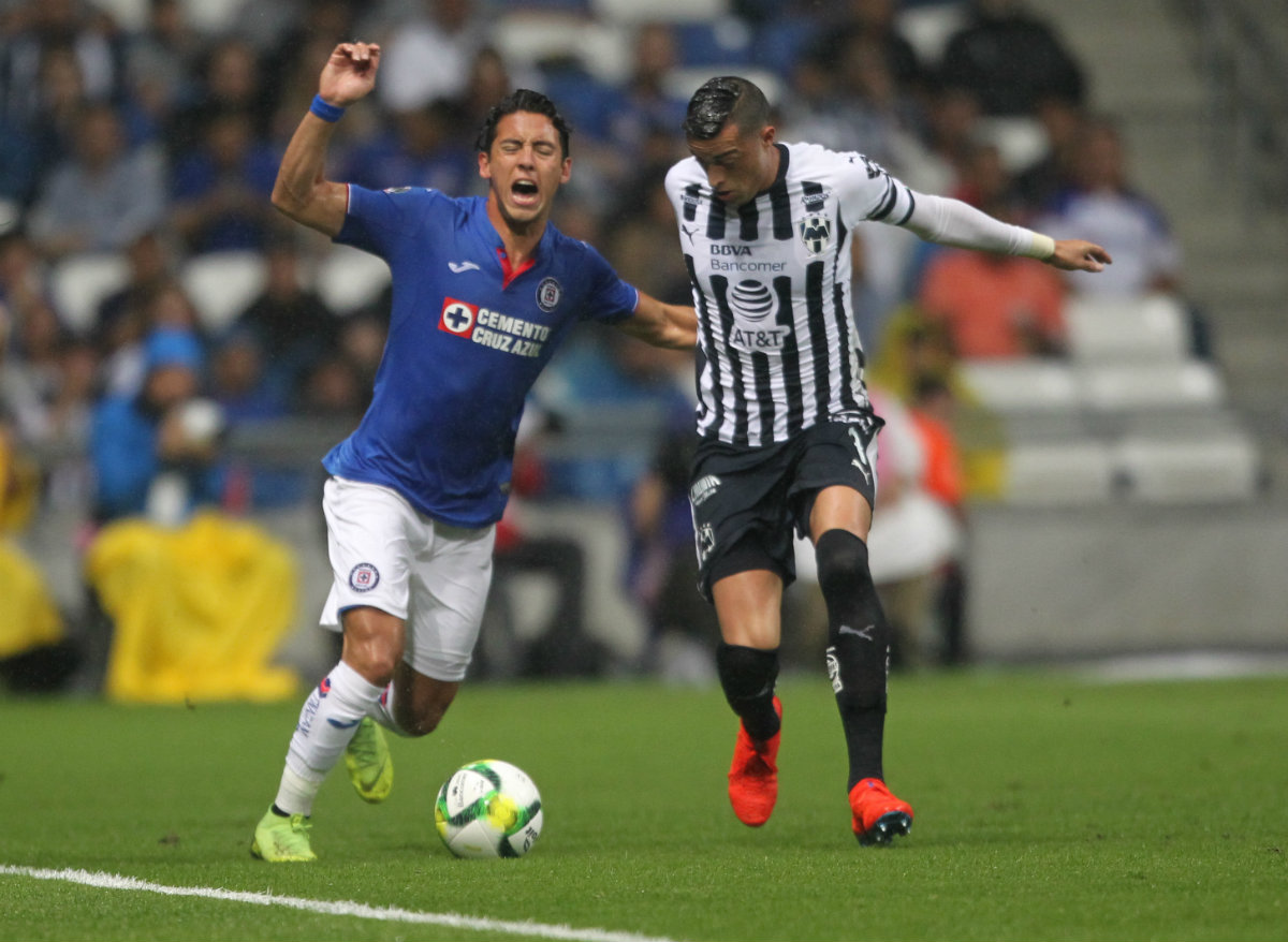 Javier Salas disputa un balón con Rogelio Funes Mori (Imago7)