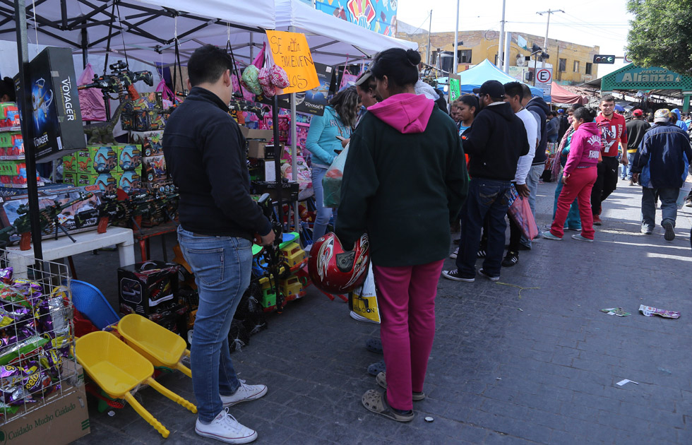 Son 54 locatarios que entonces se dijeron dispuestos a cerrar las vialidades en caso de que continuarán estas políticas. (Archivo)