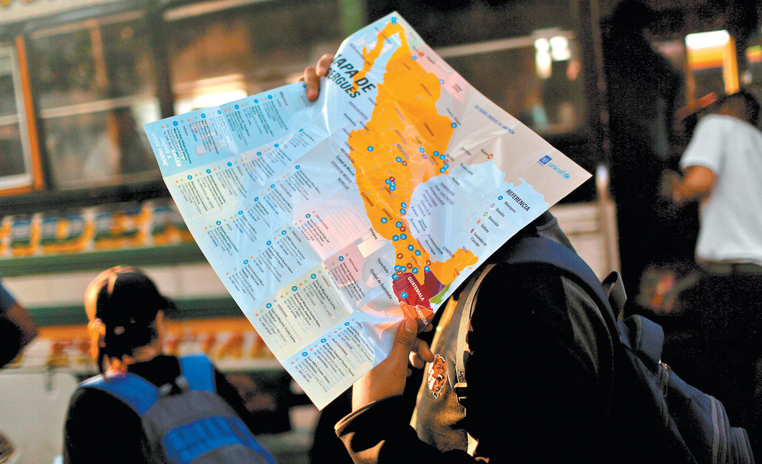 Pese a las advertencias del mandatario estadunidense, ayer al menos 90 salvadoreños salieron rumbo a Estados Unidos. (José Cabezas/Reuters)
