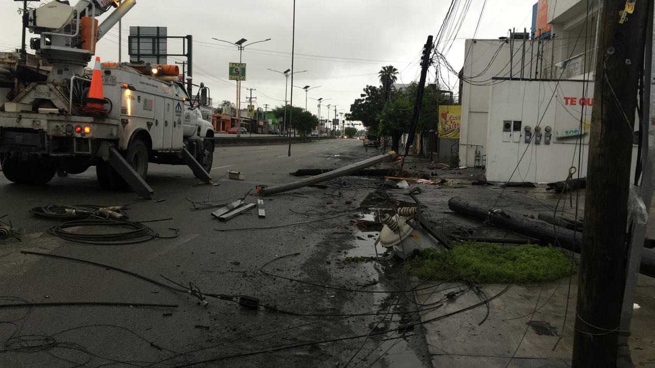 Choque contra postes cierra avenida Ruiz Cortines en Monterrey- Grupo ...