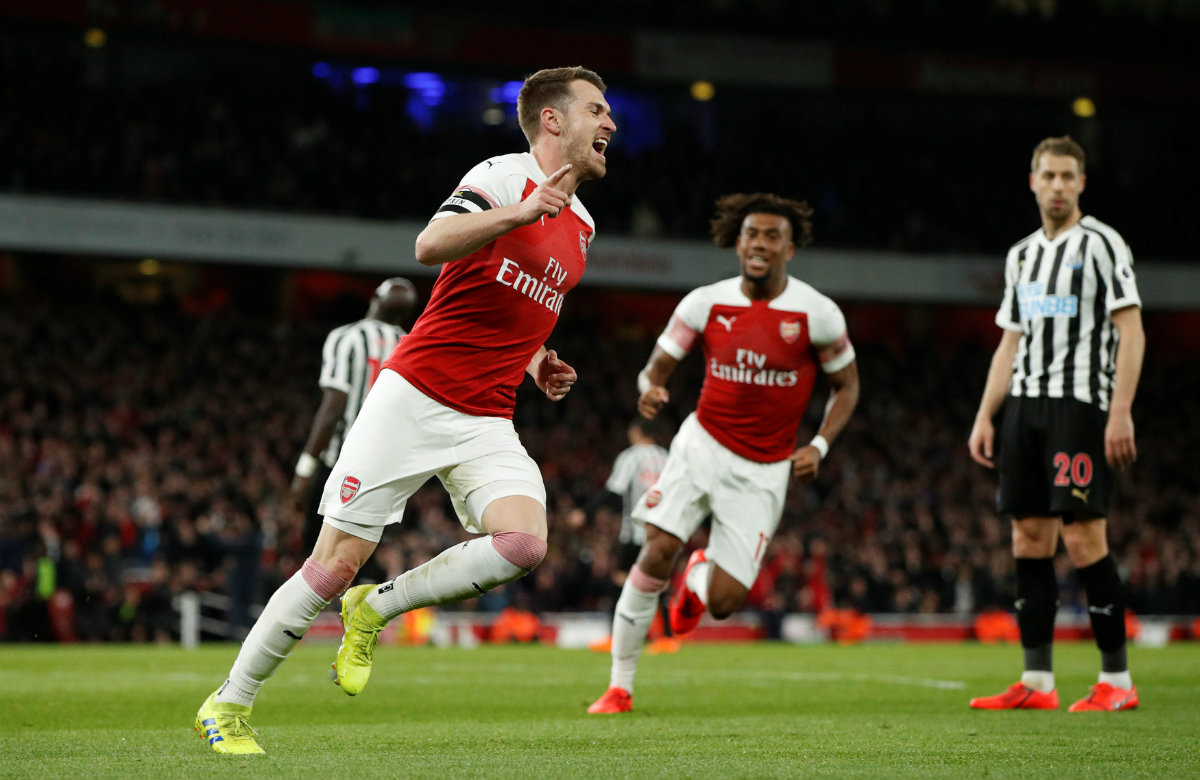 Aaron Ramsey anota y el Arsenal se acerca a la Champions League (Reuters)