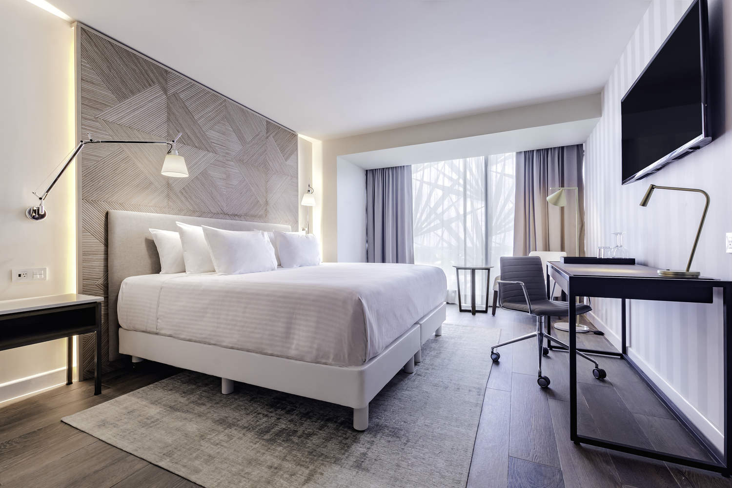 120 amplias habitaciones, una vista inigualable hacia el centro comercial y a las más famosas Haciendas de la ciudad.