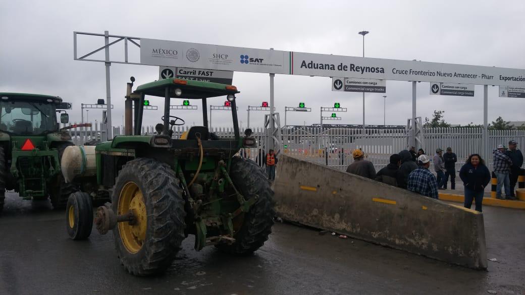 Campesinos bloquean puente internacional.