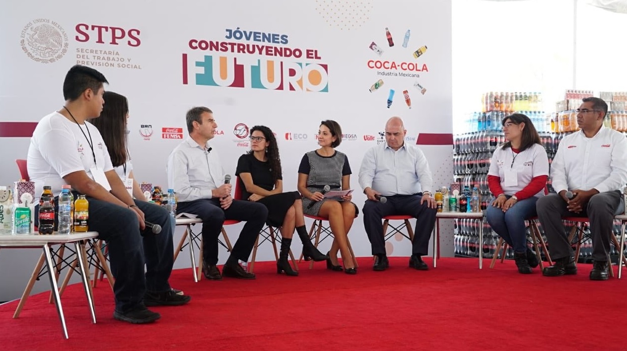 Ceremonia de bienvenida a los jóvenes becarios en Coca-Cola México.  (Foto: @STPS_mx)