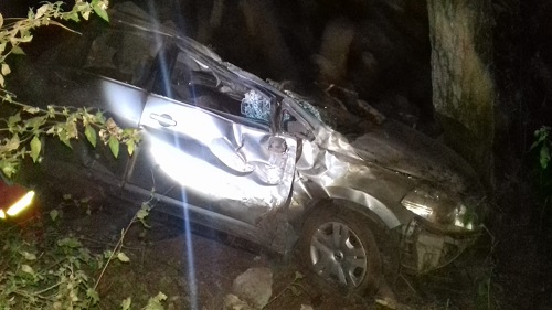 El auto se precipitó 30 metros. (Especial)