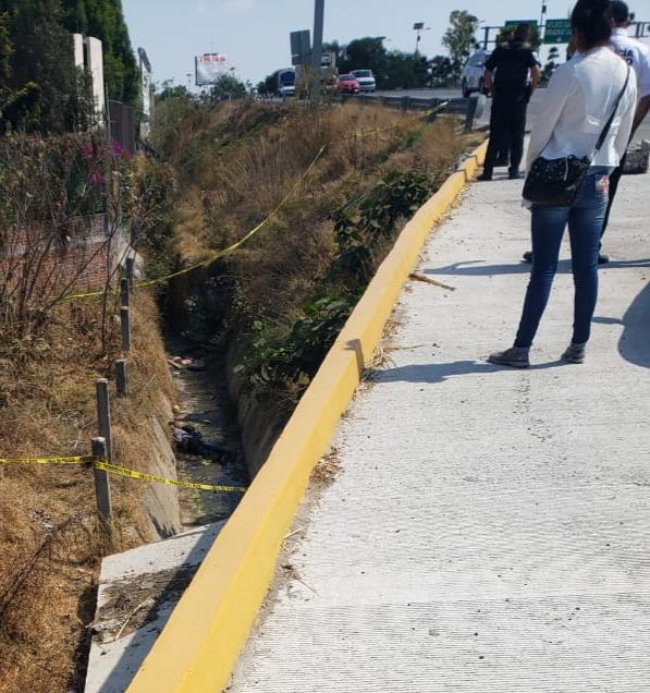 A unos metros de llegar a la desviación que conduce hacia Camino Real a Cholula, cayó de manera accidental (Andrés Sánchez)