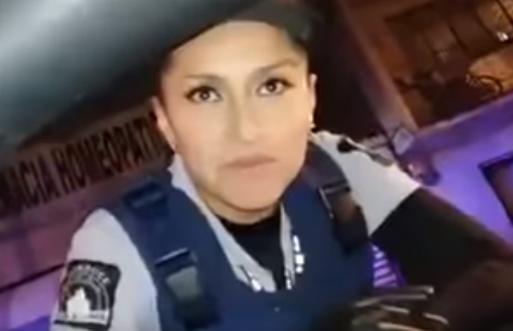 La oficial le pidió al conductor que no subiera el video a Facebook. (Especial)