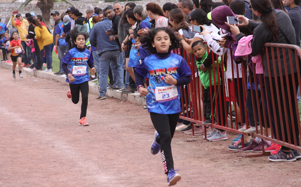 Pequeñas y pequeños se divirtieron en la carrera atlética con el apoyo de sus padres. (Claudia Luévano)