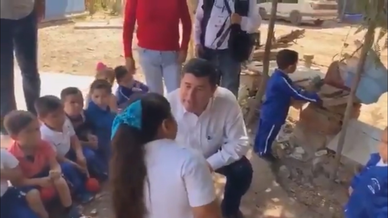 El alcalde habló con la niña frente a sus compañeros. (Captura video)