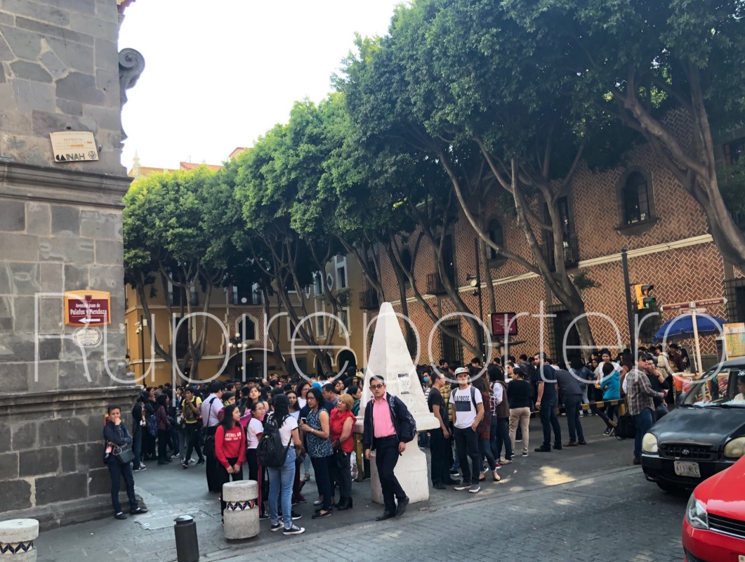 Comunidad estudiantil resguardándose (@RupiReportero)